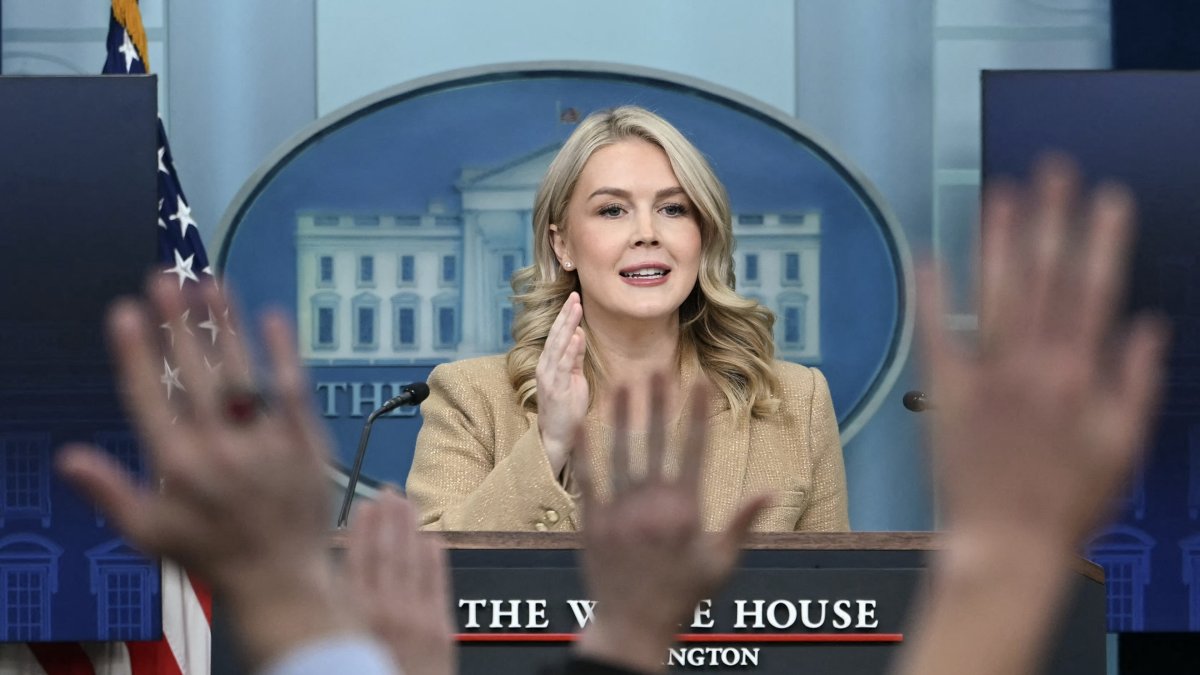 Karoline Leavitt in the White House press briefing room/Andrew Caballero-Reynolds.