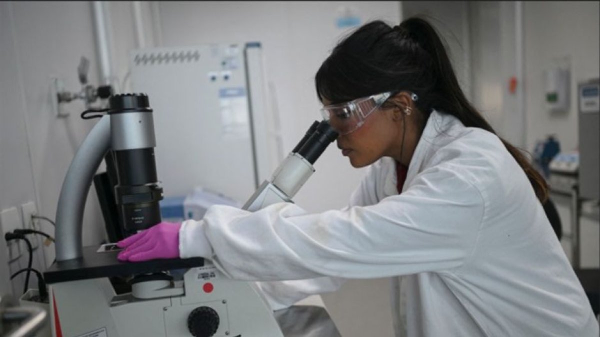 Una investigadora trabajando en un laboratorio
