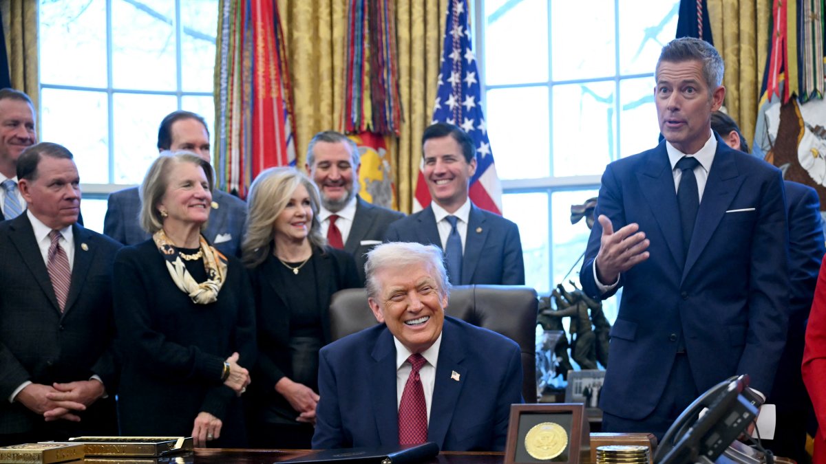 Trump in the Oval Office / Andrew Caballero-Reynolds.