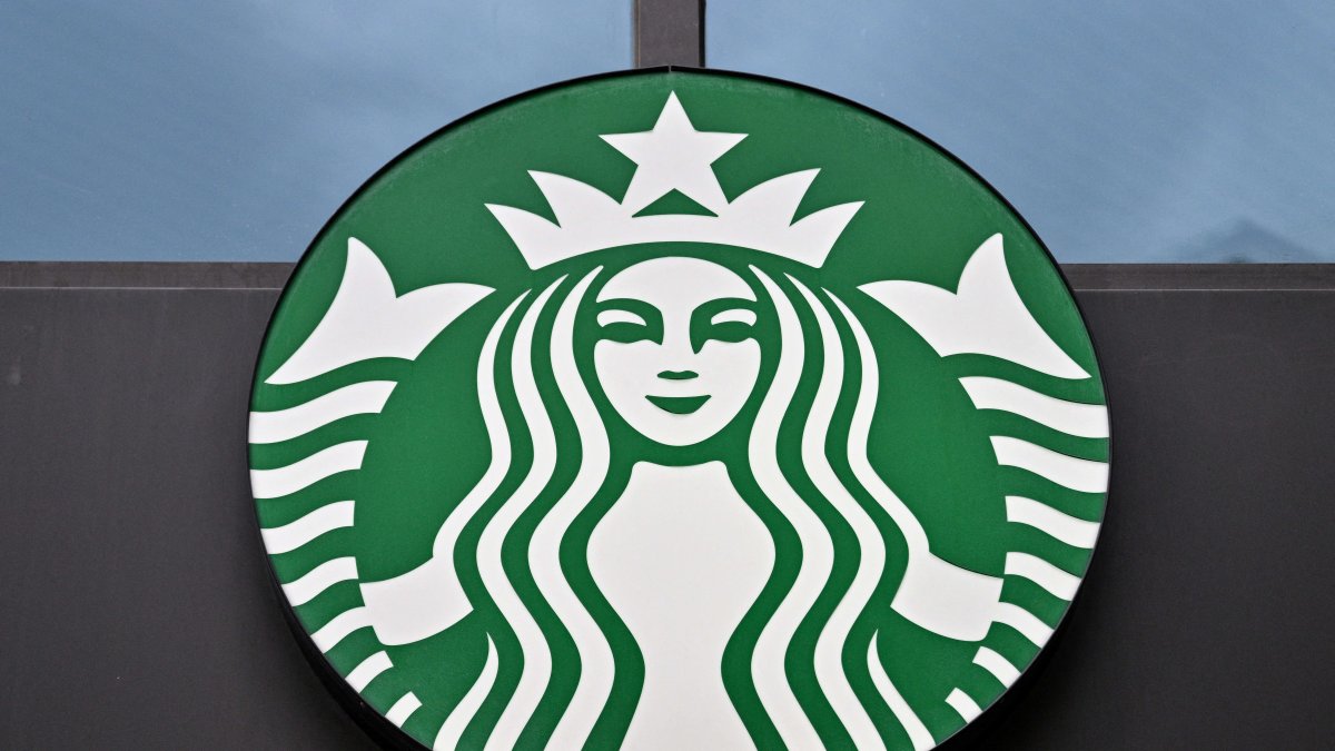 Logo de Starbucks en una tienda de Shanghai/ Hector Retamal