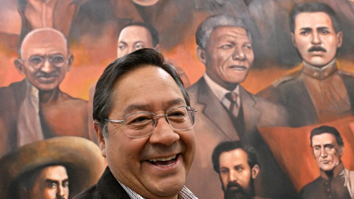 El expresidente Luis Arce Catacora sonríe durante una entrevista con AFP