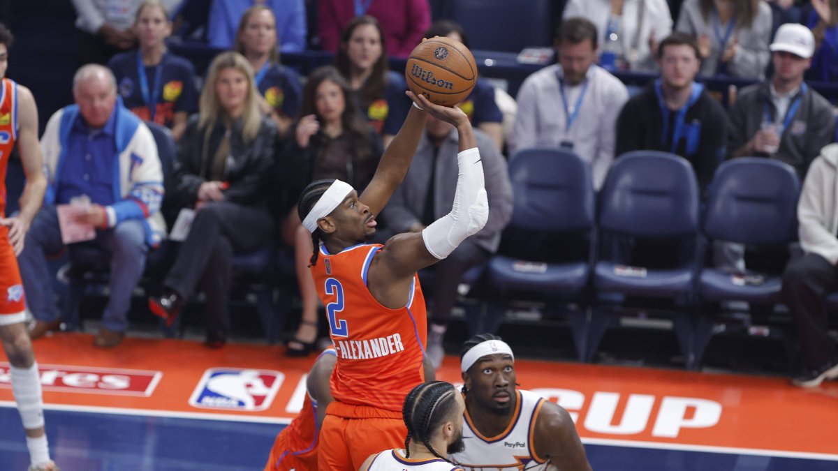 Gilgeous-Alexander (2) lanza ante los Phoenix Suns