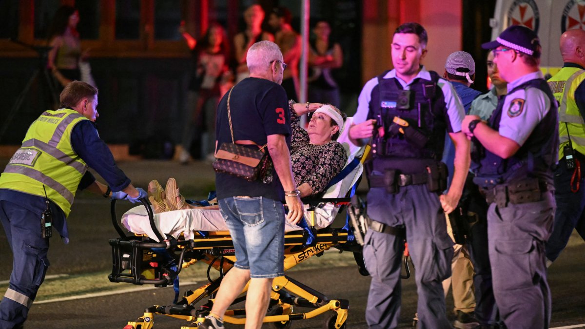 Mass shooting leaves at least 10 dead on an Australian beach