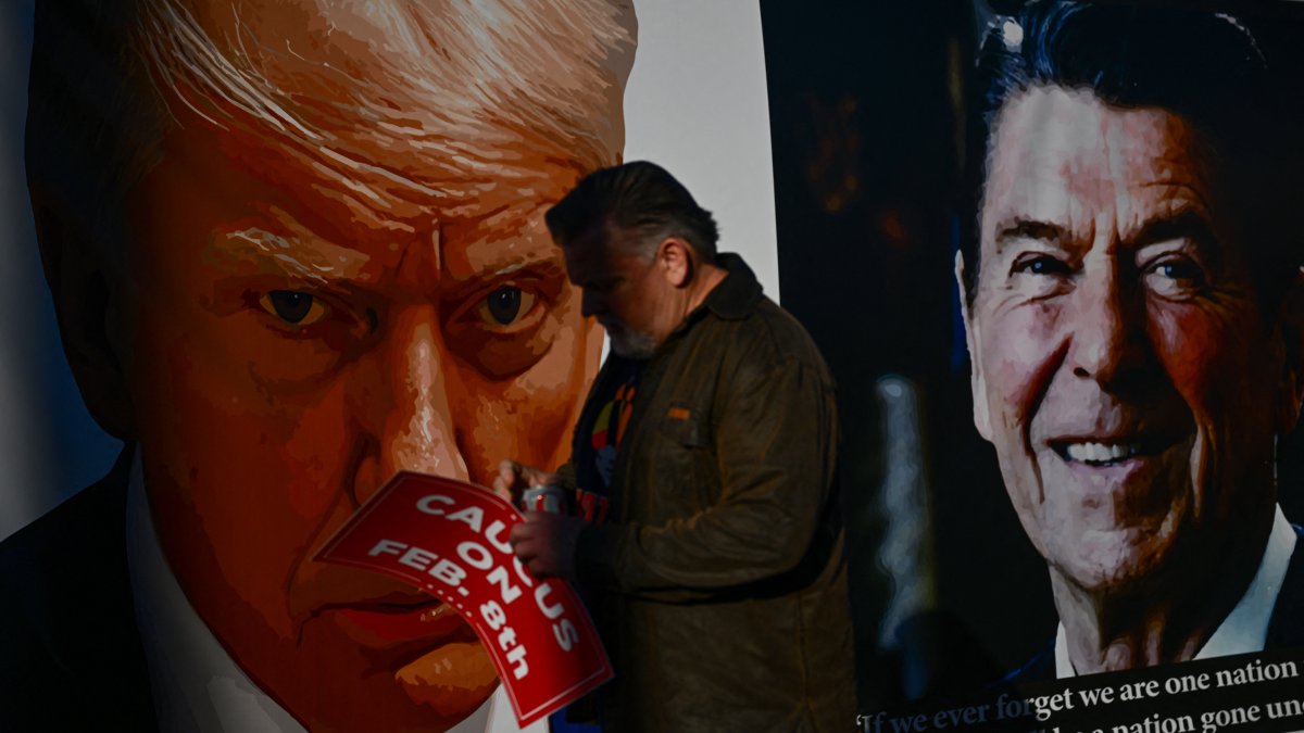 A voter between Donald Trump and Ronald Reagan/ Patrick T. Fallon