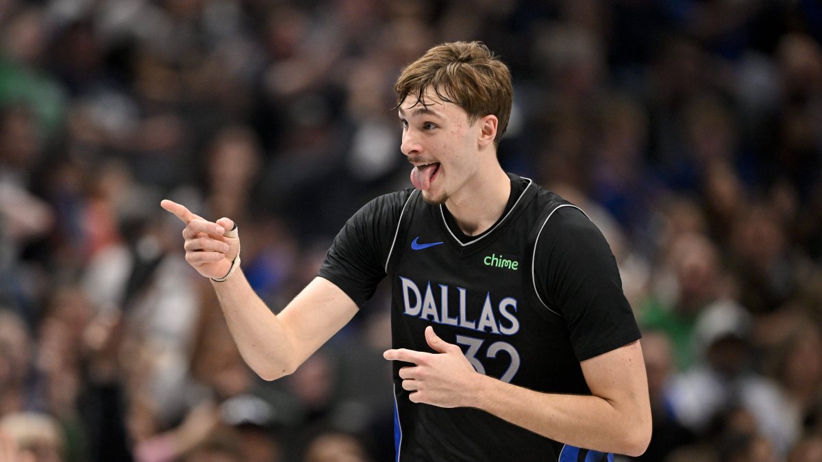 Flagg celebrates against the Nuggets