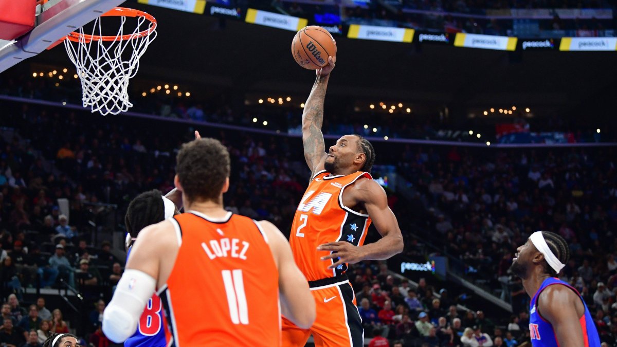 Leonard makes a dunk against the Pistons