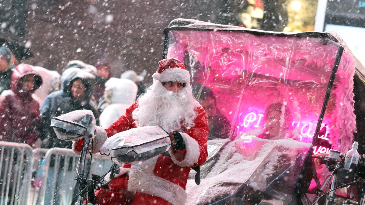 People under a winter storm in New York (File).