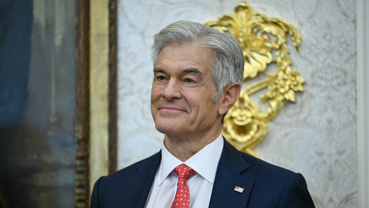 Mehmet Oz at the White House/ Andrew Caballero- Reynolds.