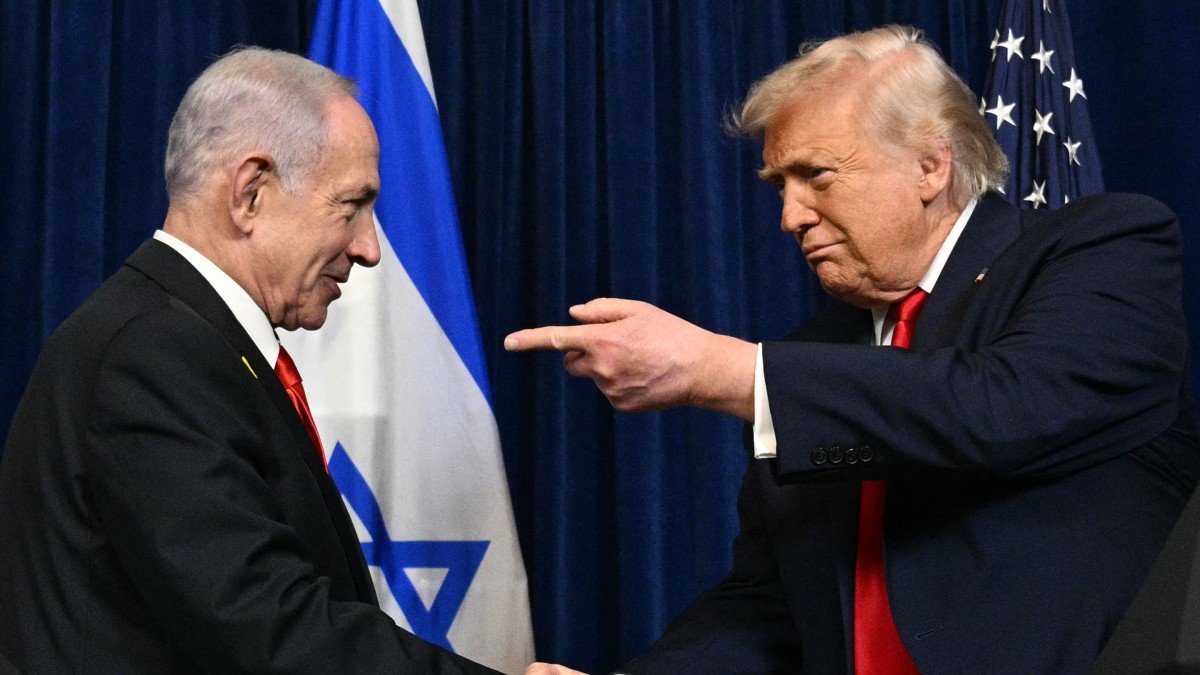 Donald Trump y Benjamin Netanyahu se dan la mano