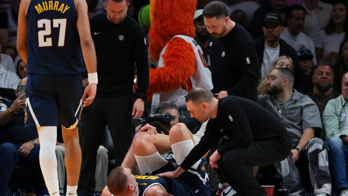 Adelmanhabla con Jokic, tendido en el suelo tras lesionarse