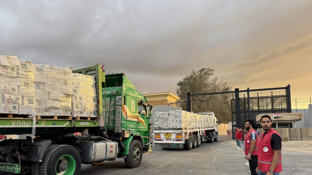 Camiones cargados de ayuda humanitaria entran en Gaza