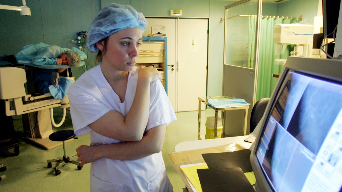 Una enfermera estudia una mamografía-Imagen de Archivo