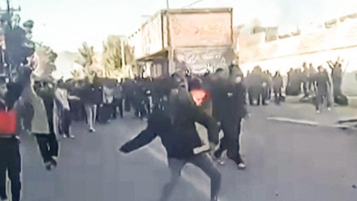Manifestantes atacan edificio estatal en Fasa durante protestas nacionales iraníes