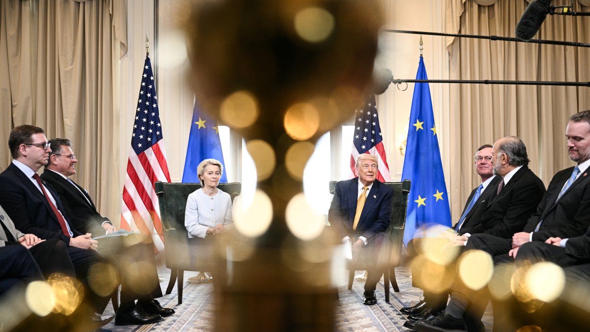 Ursula Von der Leyen and Donald Trump during trade agreement negotiations