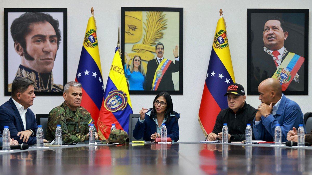 Rodriguez speaks with Padrino and Cabello in council of ministers. Caracas