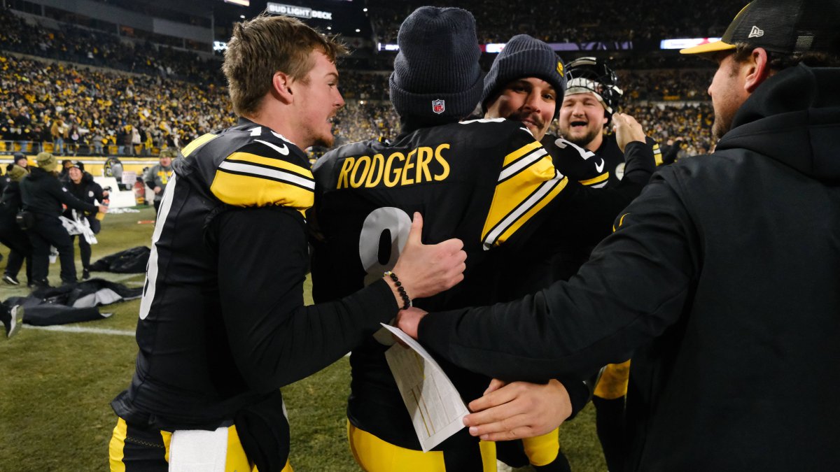 Jugadores de los Steelers felicitan a Aaron Rodgers tras clasificarse a playoffs