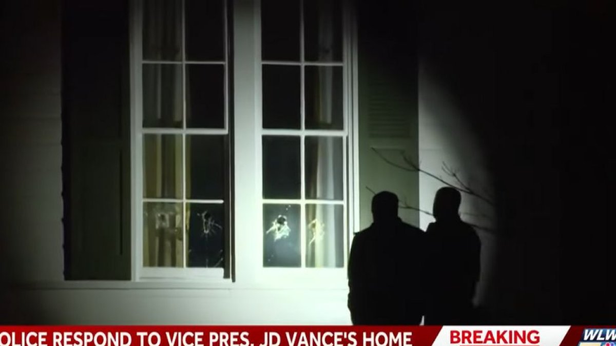 Agentes revisan la vivienda de Vance en Ohio tras el ataque