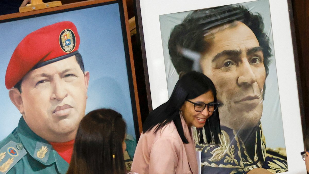 Delcy Rodríguez junto a los retratos de Chávez y Bolívar.