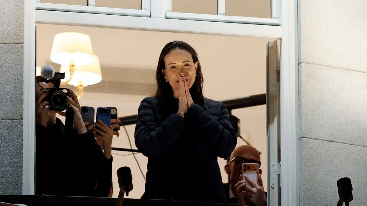 María Corina Machado saluda a sus partidarios desde un balcón del Gran Hotel de Oslo, Noruega