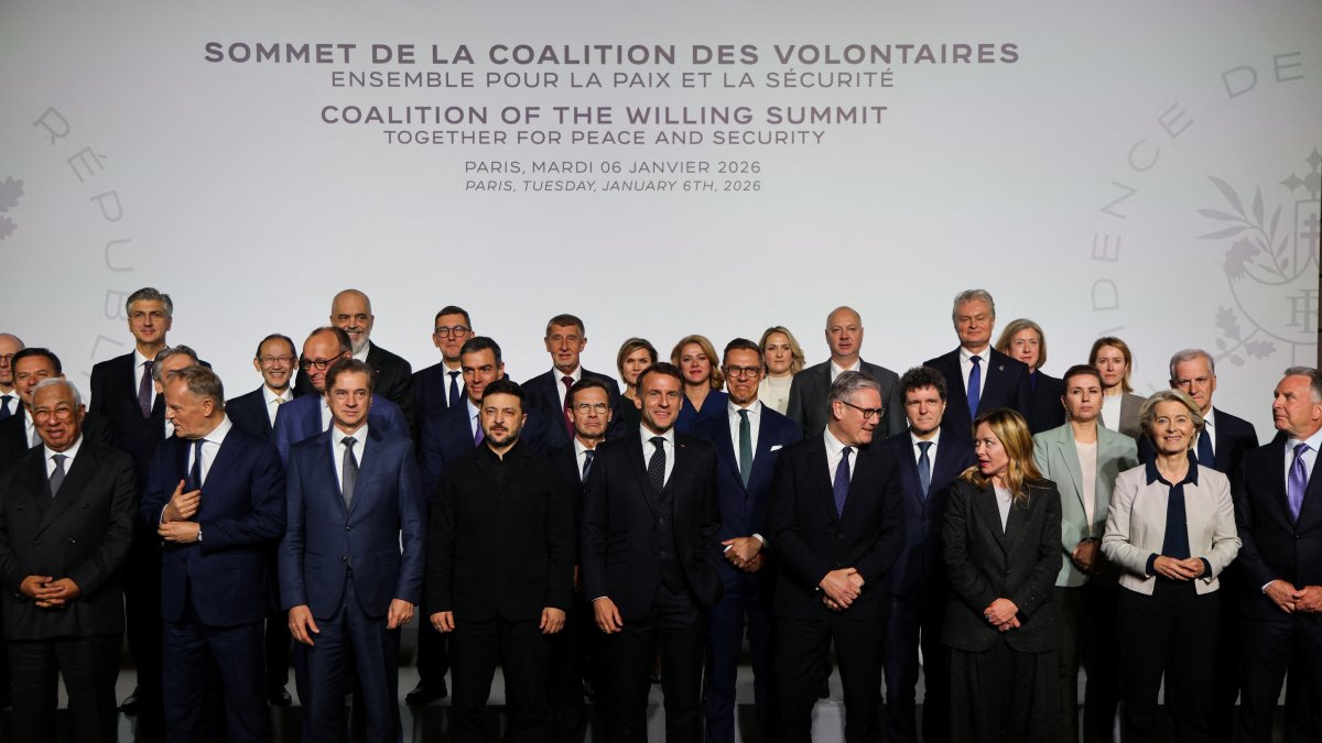 Family photo of European authorities during an event for Ukraine.