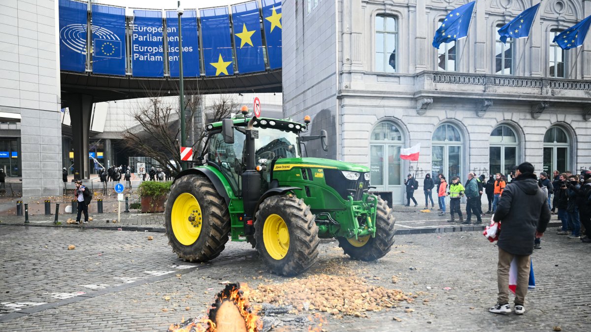(Archivo) Agricultores protestan frente al Parlamento Europeo por acuerdos comerciales