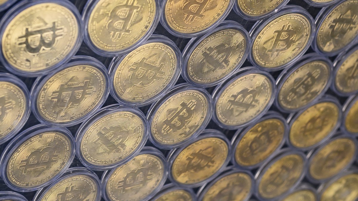 La imitación física de una moneda digital Bitcoin (Archivo)