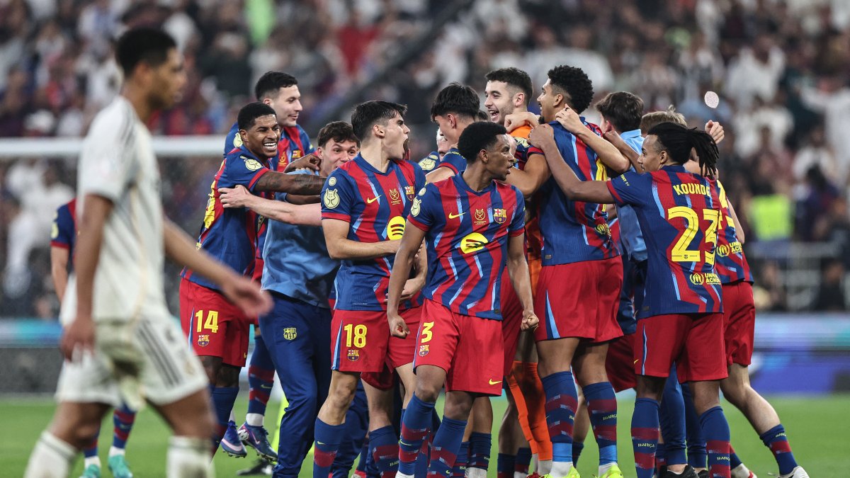 Los jugadores del Barcelona celebran tras ganar la final de la Supercopa de España.