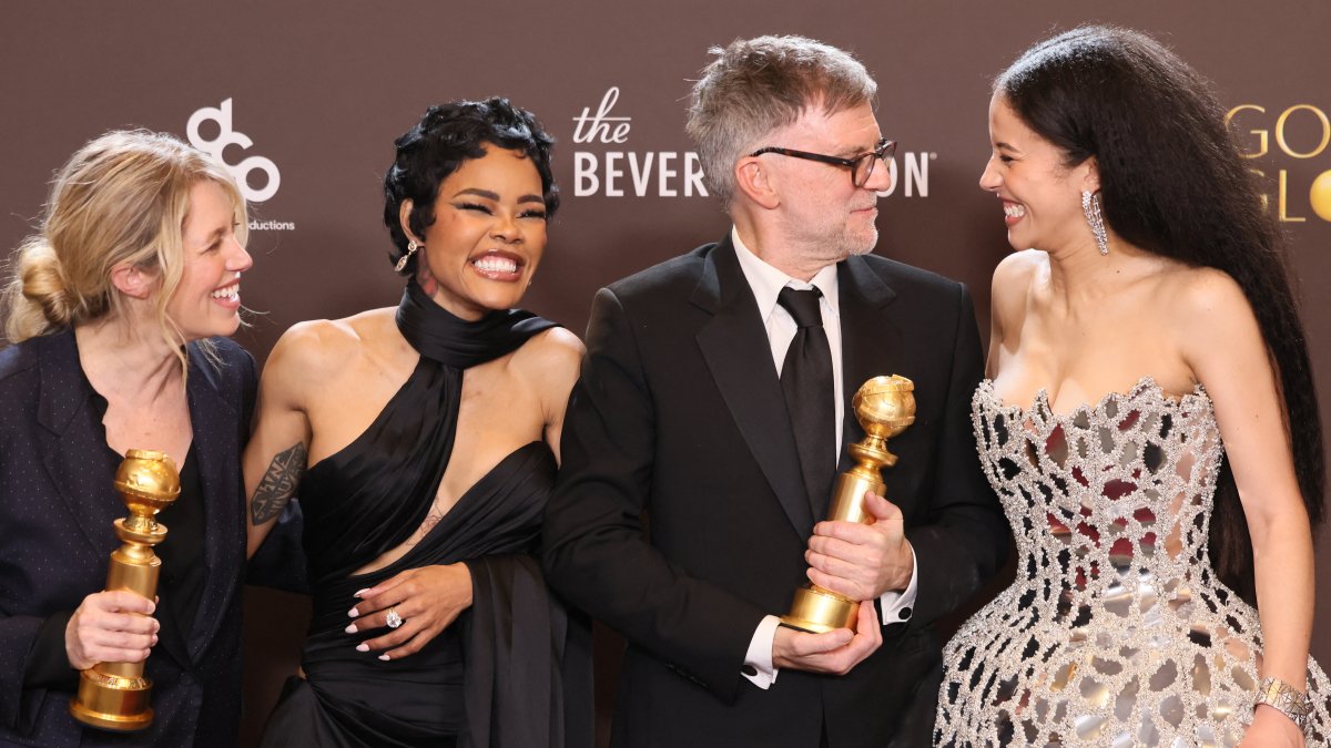 Los ganadores a la Mejor Película posan en la sala de prensa