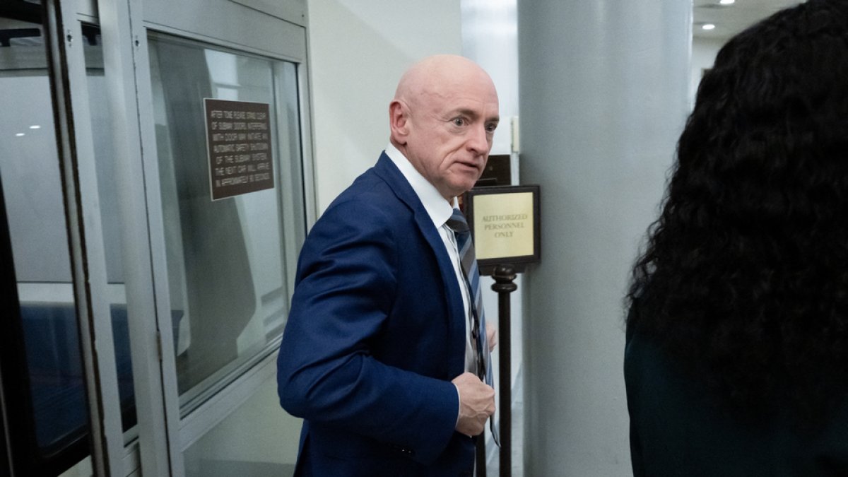 El senador estadounidense Mark Kelly, demócrata de Arizona