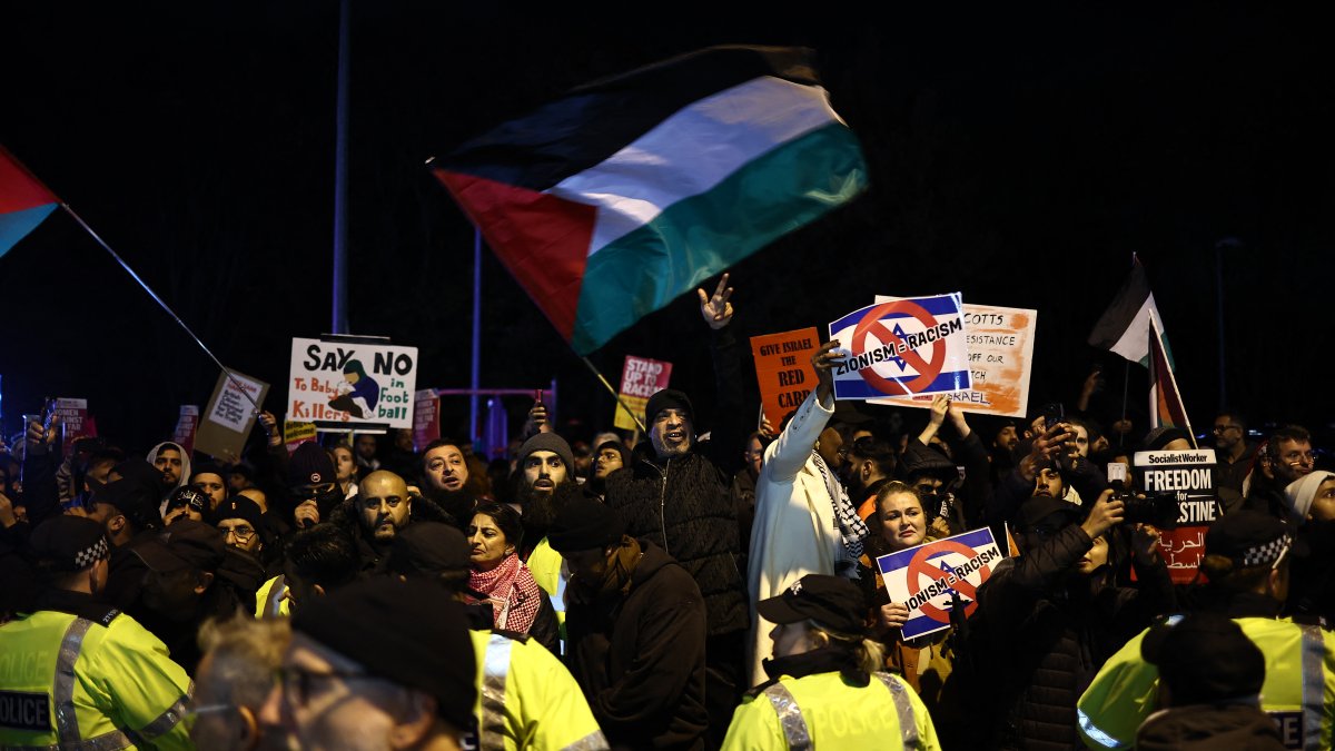 Manifestación antisemita frente al Villa Park de Birmingham.