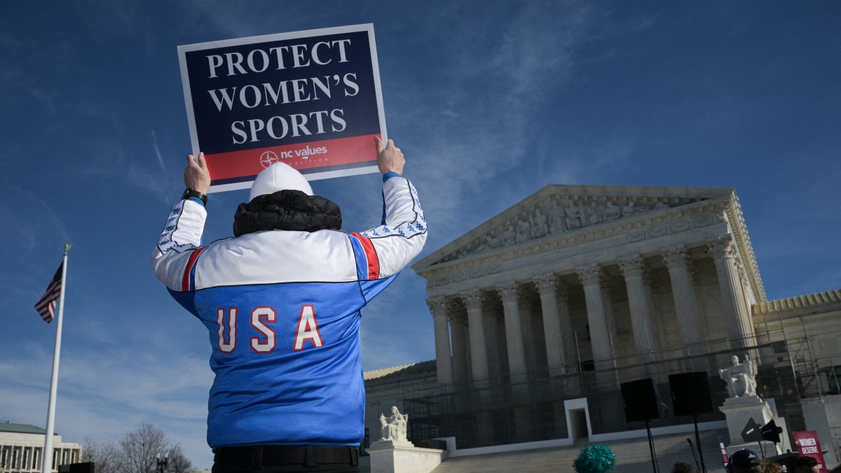 Manifestantes afuera de la Corte Suprema/ Oliver Contreras