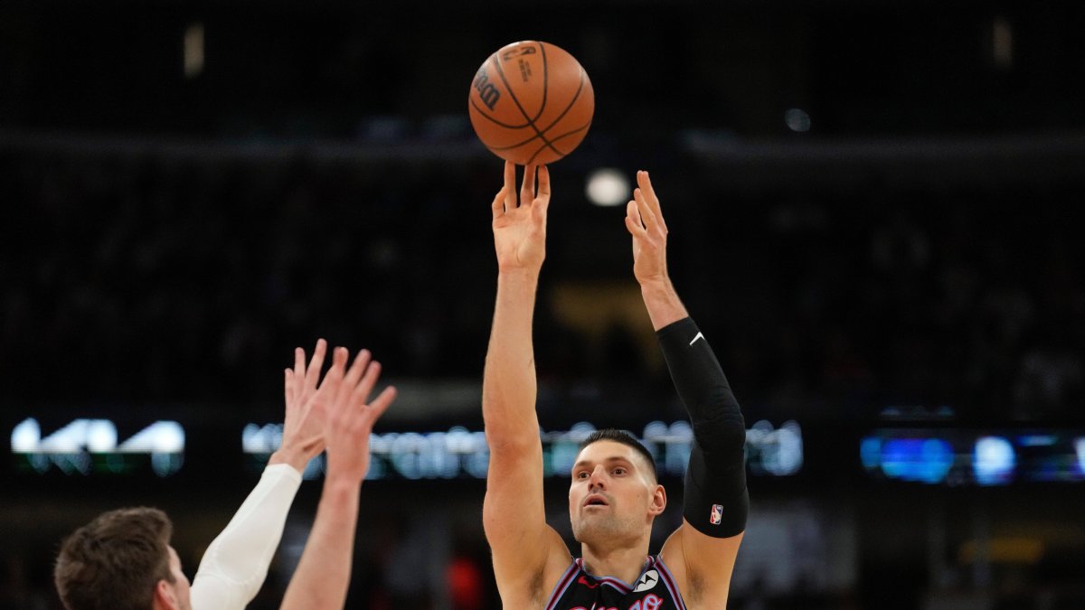 Nikola Vucevic (9) lanza un triple ante los Jazz