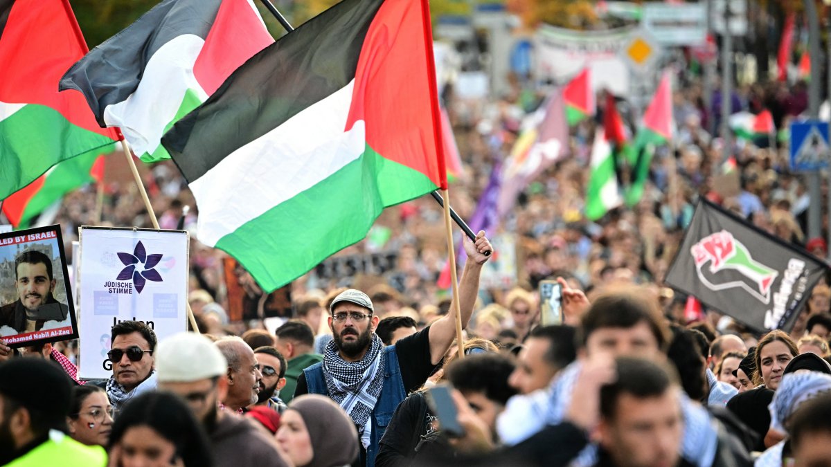 Manifestantes se manifiestan en solidaridad con Palestina