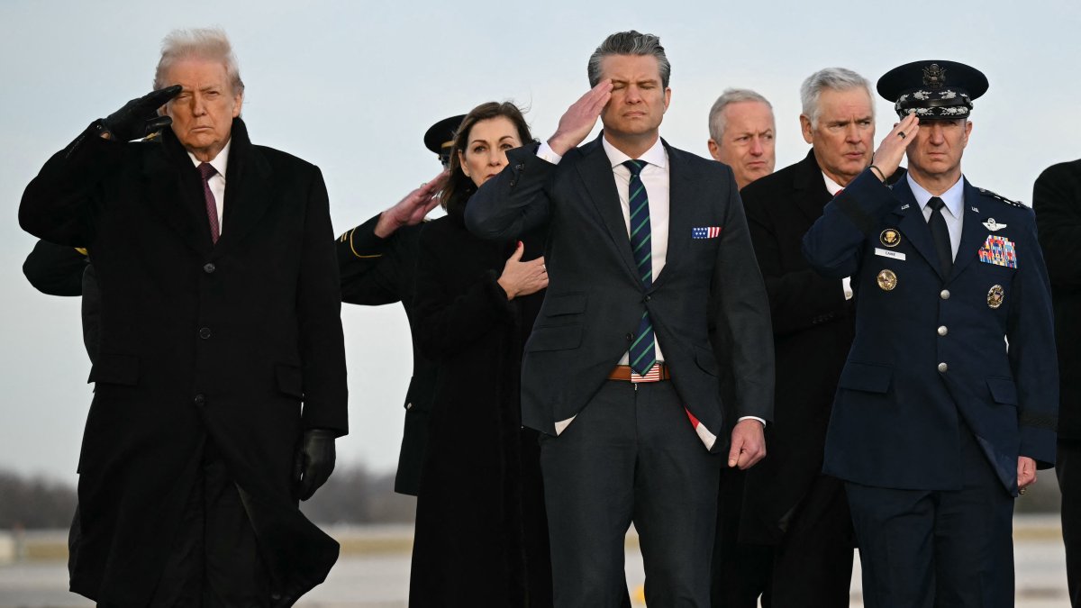 Donald Trump, Pete Hegseth y Dan Caine/ Andrew Caballero- Reynolds