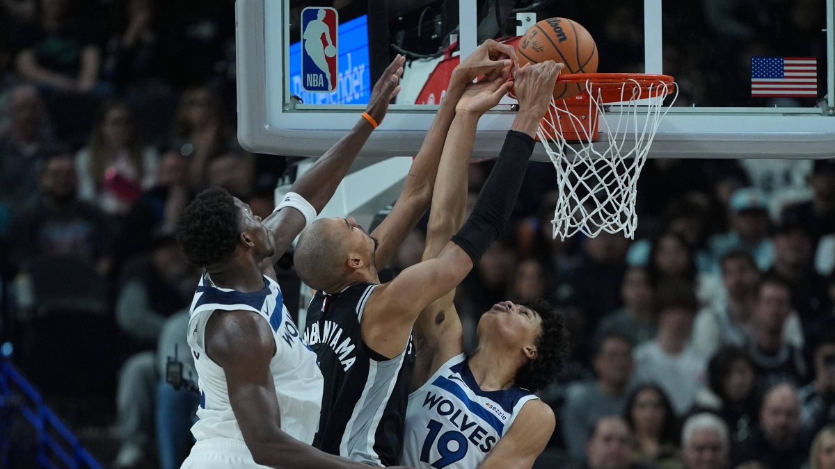 Wembanyama anota ante Edwards y Beringer