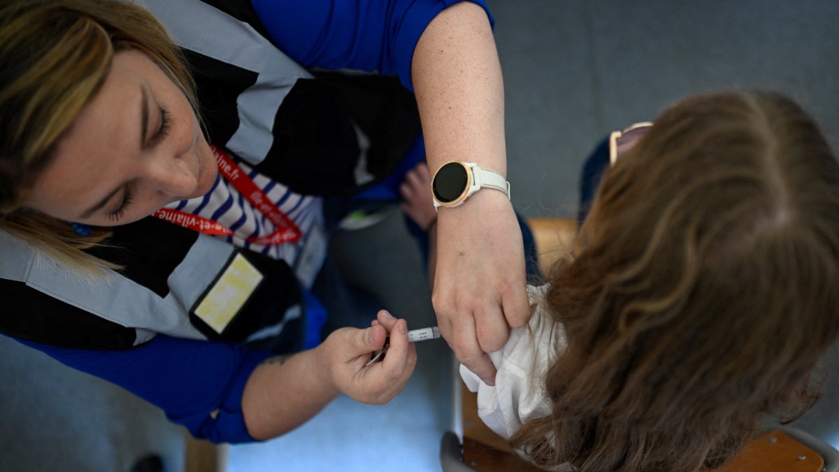 A nurse injects a dose of the human papillomavirus (HPV) vaccine.