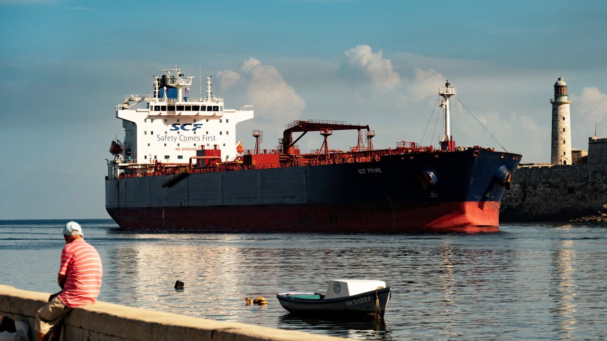The Liberian-flagged oil tanker SCF PRIME arrives in Havana Bay (Archive).