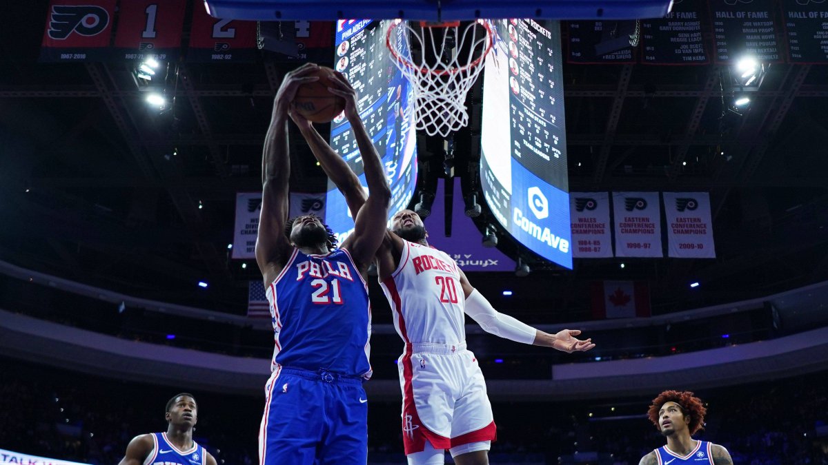 Joel Embiid (21) contra los Rockets