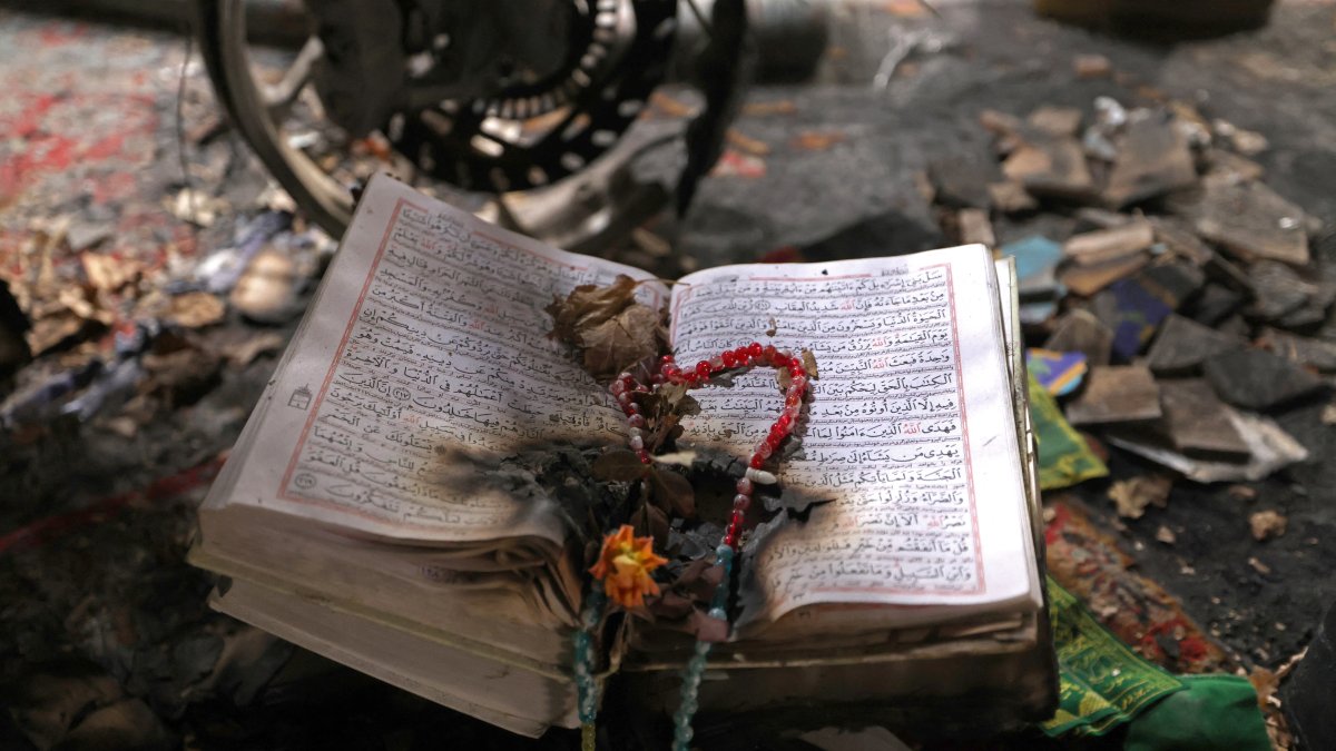 Libros religiosos quemados dentro de una mezquita durante las recientes protestas públicas en Teherán