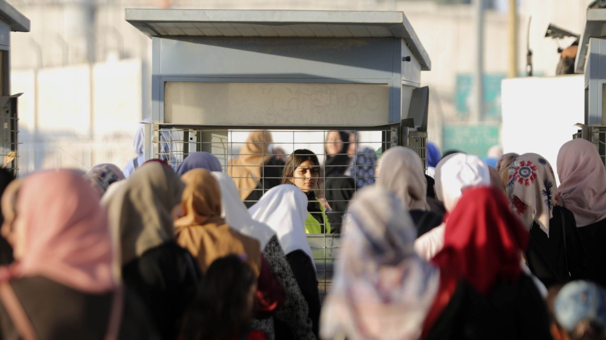 Palestinos avanzan a través del puesto de control de Qalandia