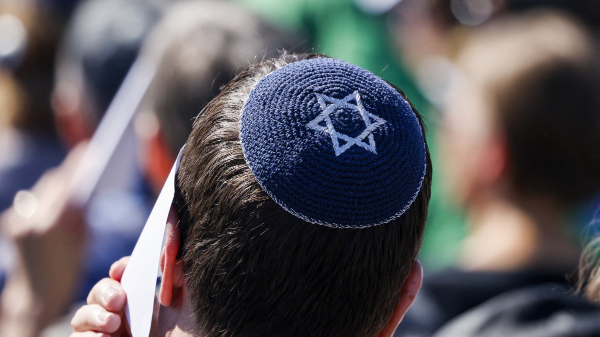 Un participante lleva una kipá durante una ceremonia conmemorativa en el Memorial de Bergen-Belsen