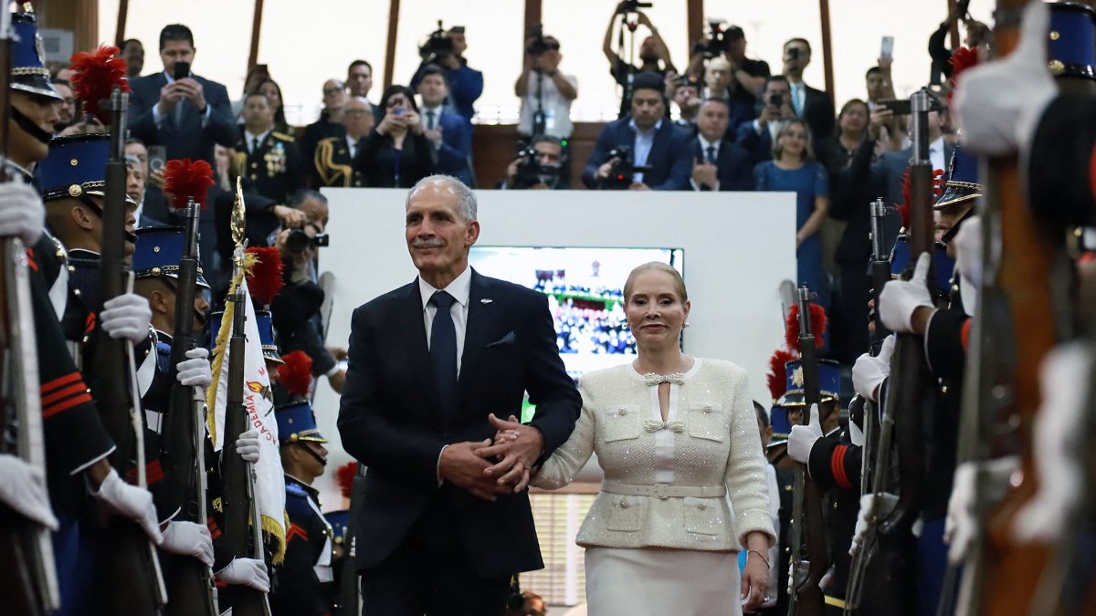 Nasry Asfura and the first lady, Lissette del Cid Fernández.