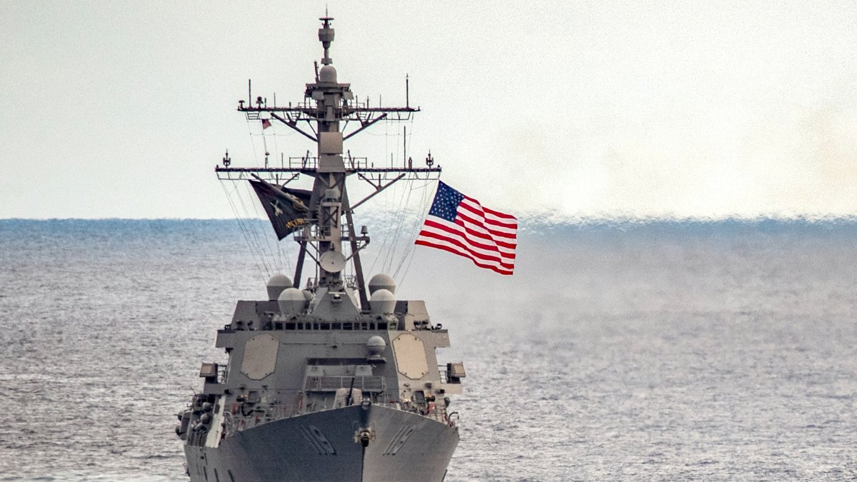 El destructor de misiles guiados USS Delbert D. Black