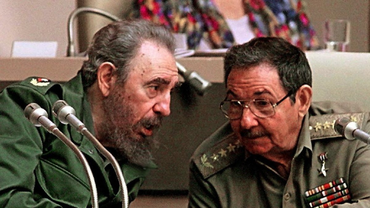 Los dictadores cubanos Fidel Castro y su hermano Raúl Castro