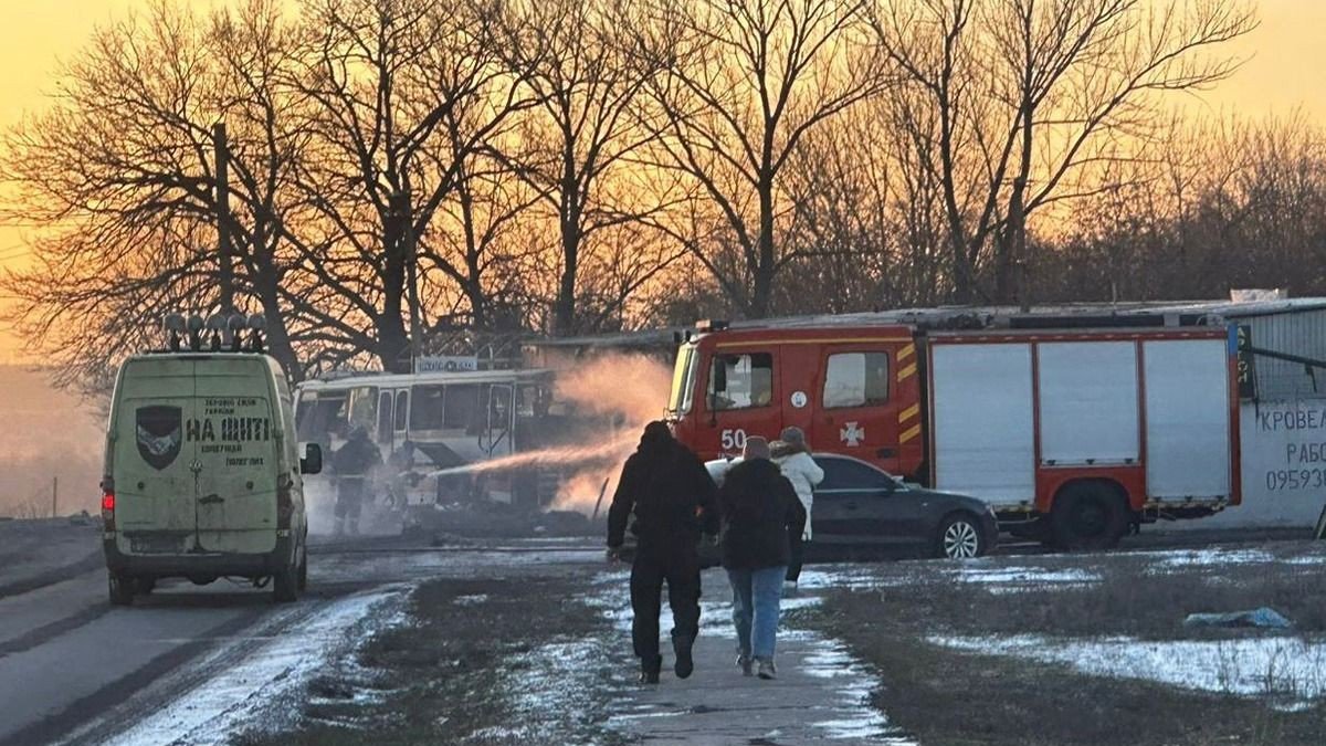 Rescatistas en el lugar de un ataque en una región de Ucrania (Archivo)