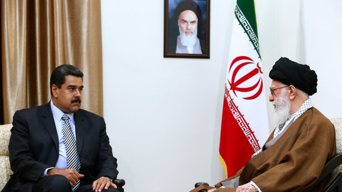 El líder supremo de Irán, el ayatolá Alí Jamenei, con Nicolás Maduro (Archivo)