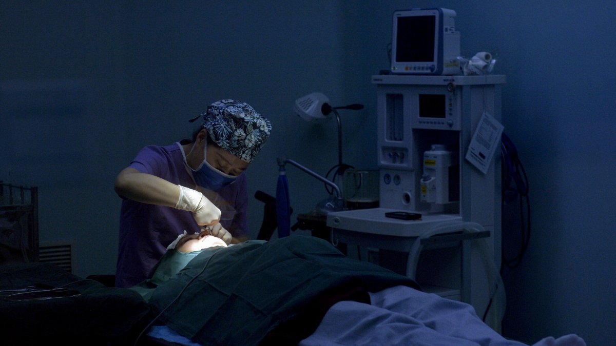 Doctor performing a cosmetic surgery (Archive)