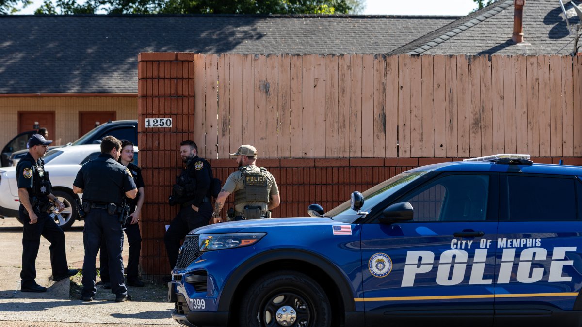 Images of federal agents and police officers in Memphis, Tenn. (File).