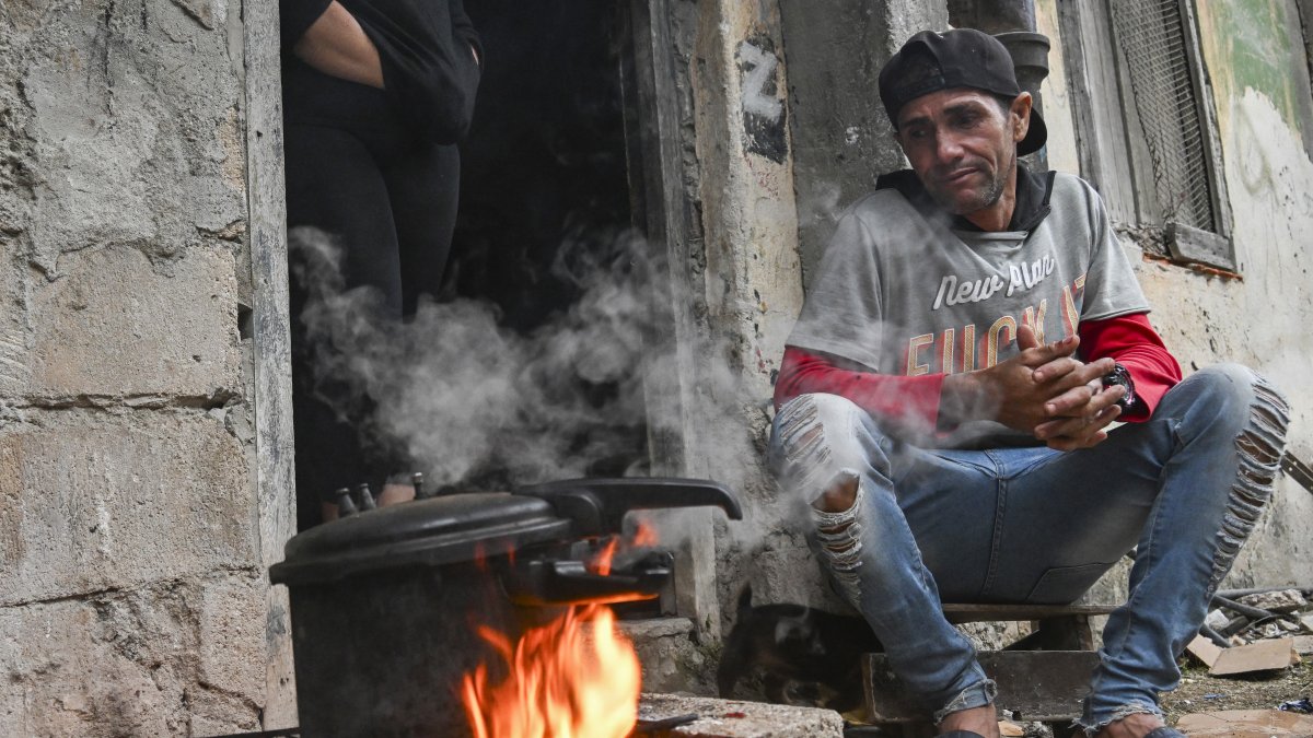 Un hombre frente a una cocina improvisada en medio de un apagón en Cuba