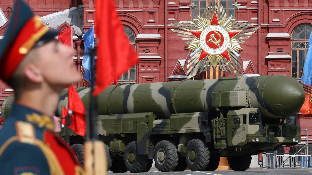 Un misil balístico intercontinental Topol-M ruso cruza la Plaza Roja (Archivo)